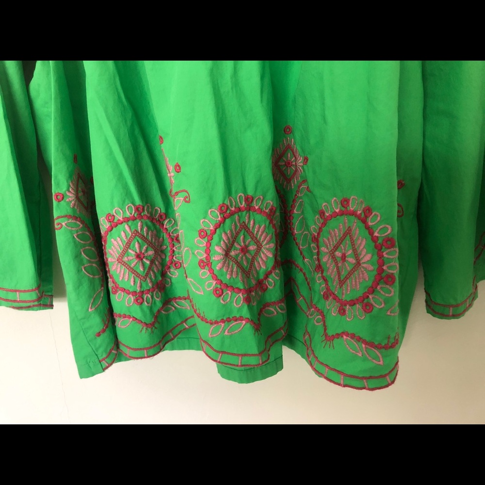 Crown & Ivy green embroidered top XL - Picture 4 of 4